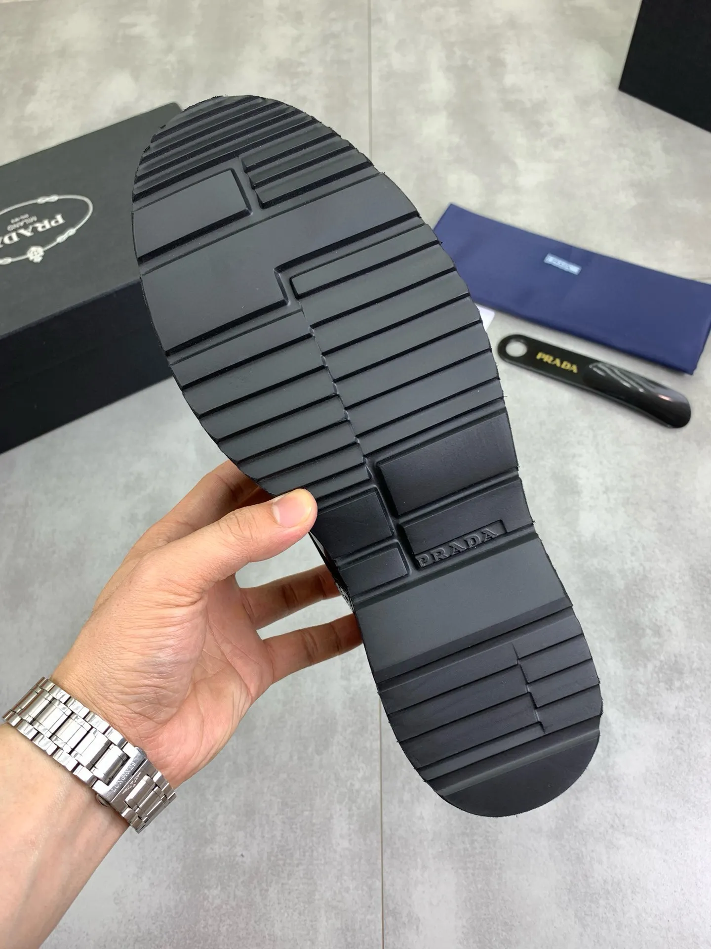 Factory price P880 💰Original quality, top version🔱 ＰＲＡＤＡPrada. Men's business casual leather shoes, top quality products. 1:1 shipment⬆️Luxurious and noble👞All imported original brand fabrics, just to create a more comfortable wearing experience. Upper: Original comfortable open edge bead-rubbed calf leather➕Top imported water-dyed full cow lining, original lightweight and comfortable TPU foam combination bottom✔️Code number: 39-44 (38.45 can be customized)